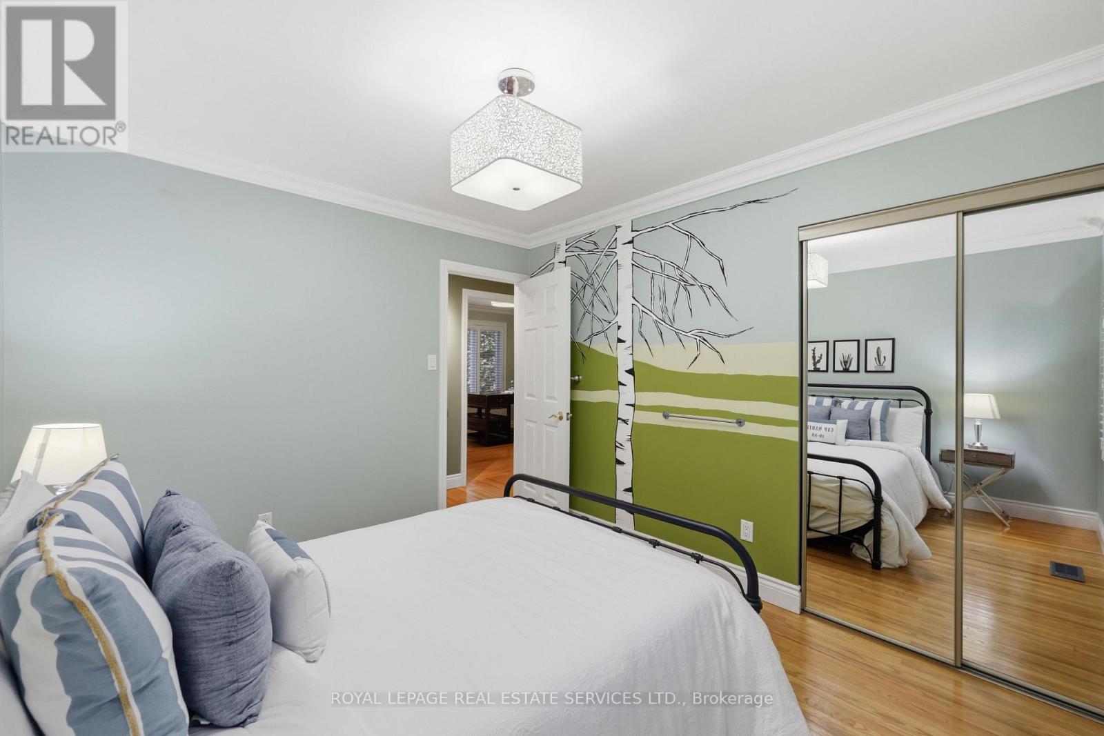1320 HILLVIEW CRESCENT - 21