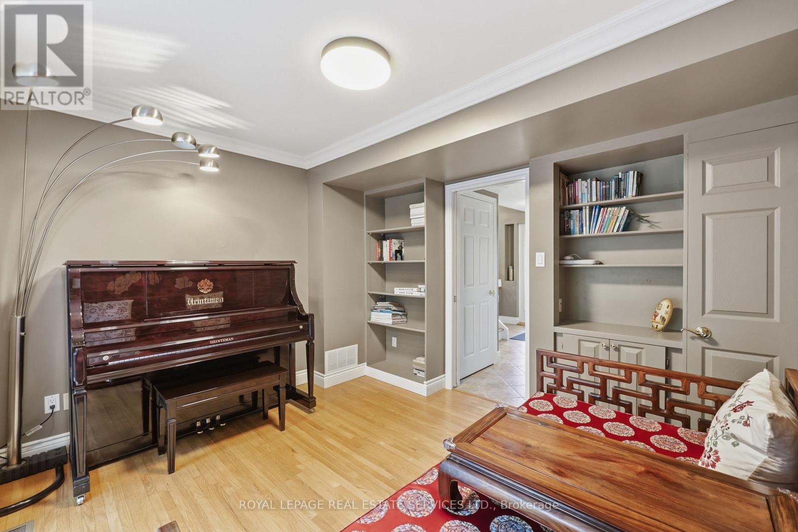 1320 HILLVIEW CRESCENT - 24