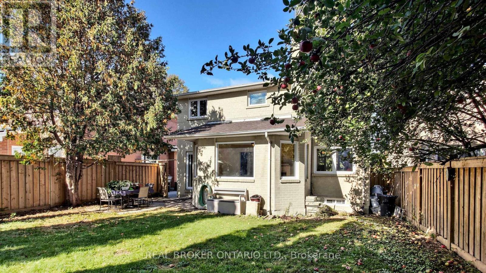 33 FOUNTAINBRIDGE DRIVE - 25