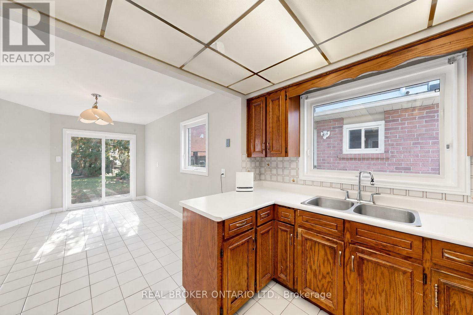33 FOUNTAINBRIDGE DRIVE - 8