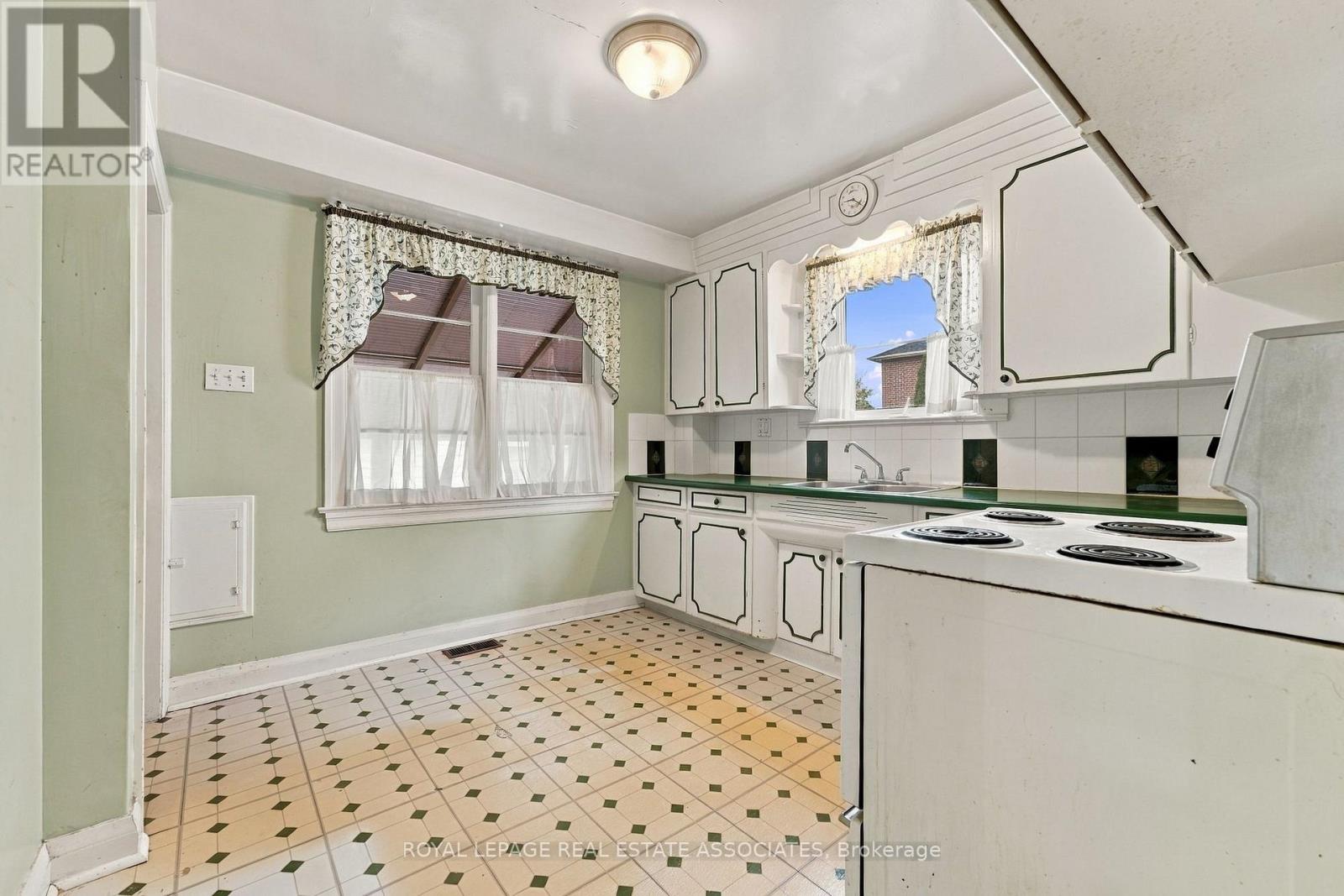 989 Pelham Avenue, Mississauga, ON photo 13