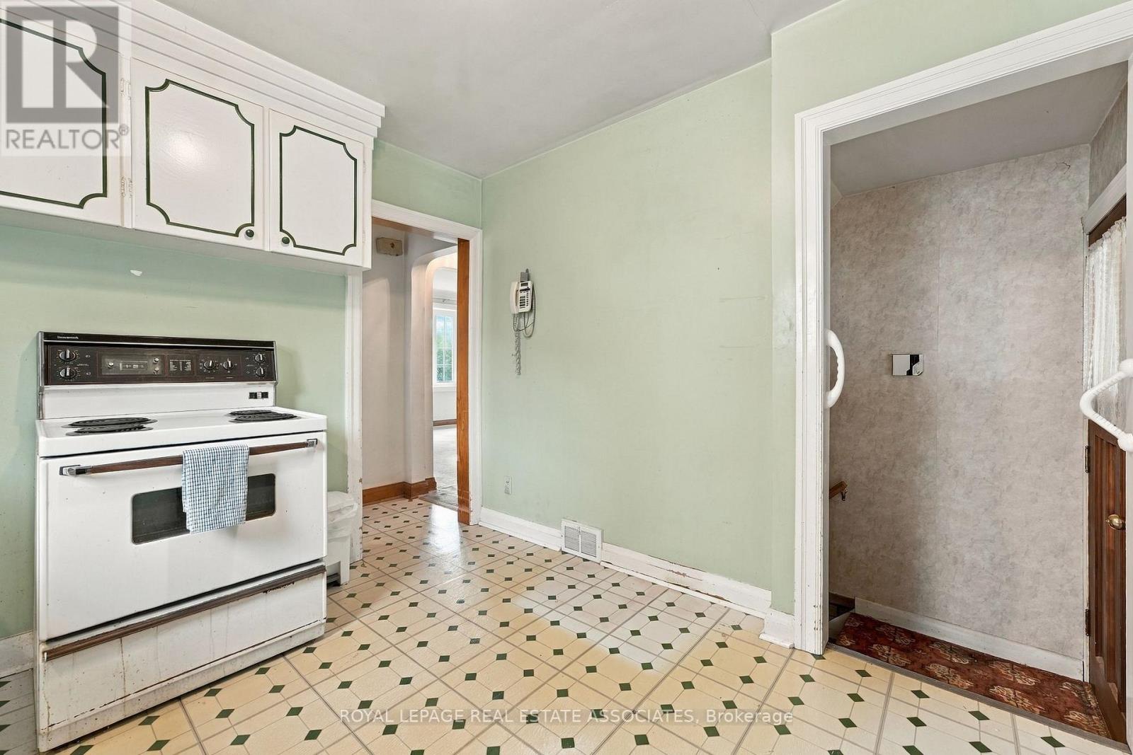 989 PELHAM AVENUE - 16
