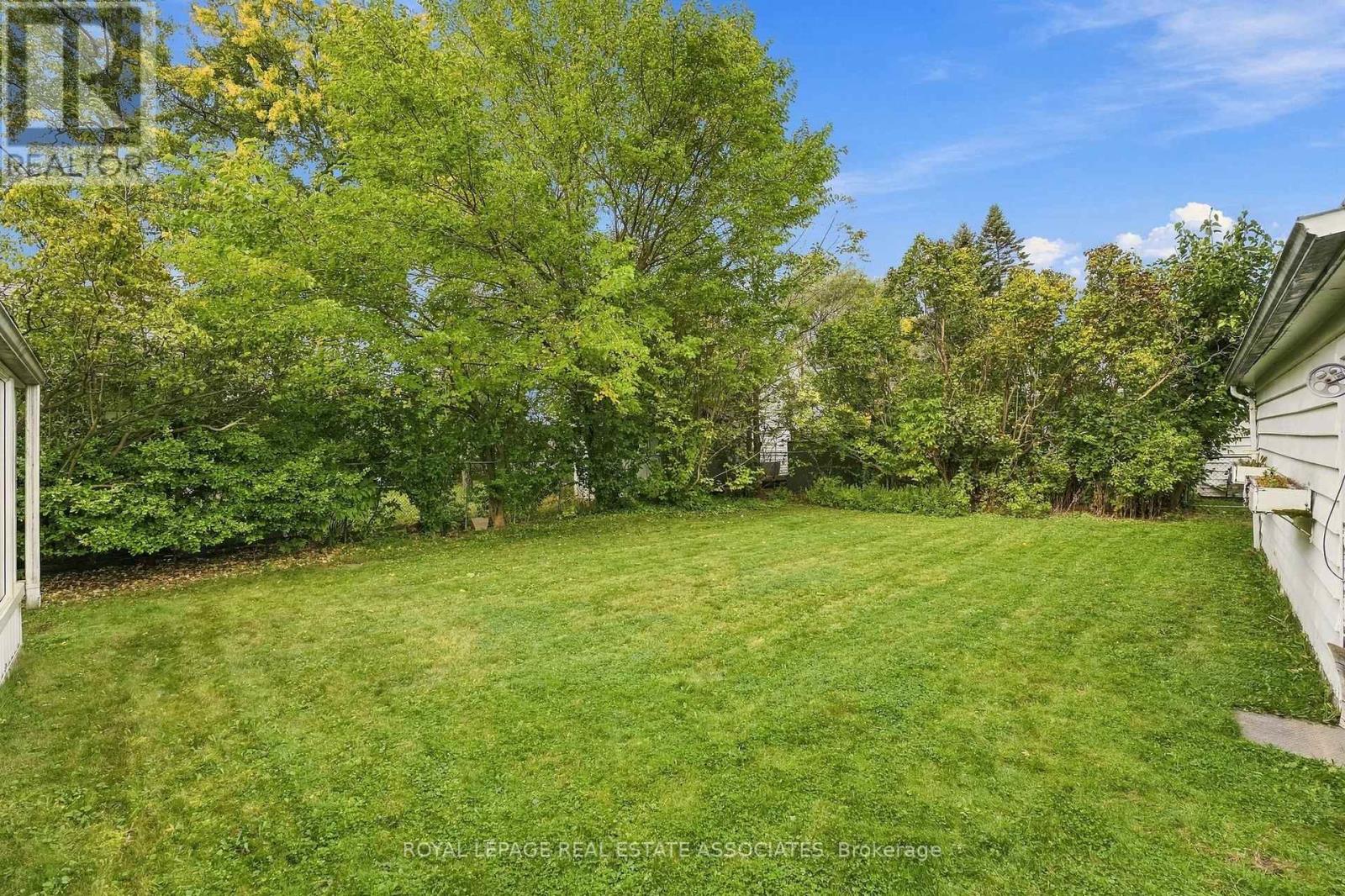989 PELHAM AVENUE - 32