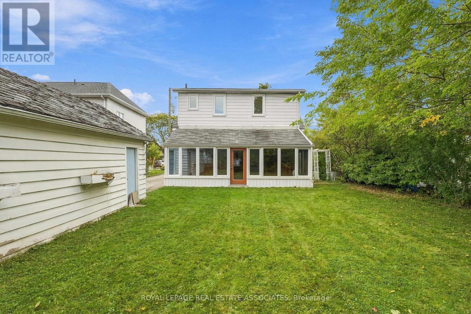 989 PELHAM AVENUE - 34