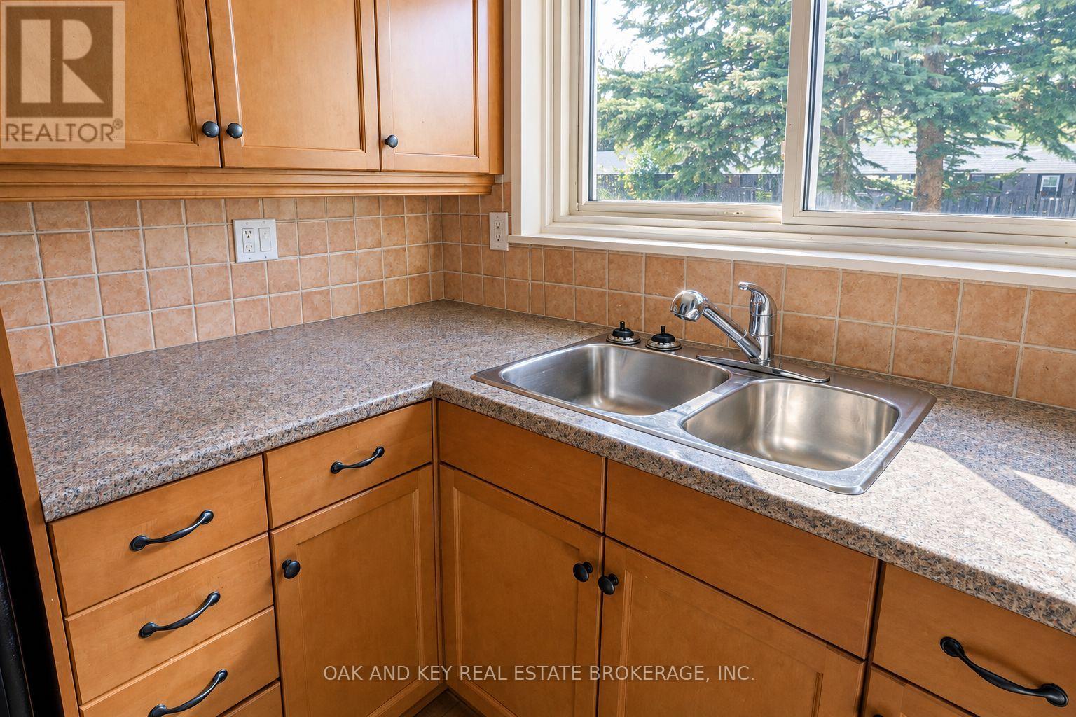 #40 825 DUNDALK DRIVE - 10
