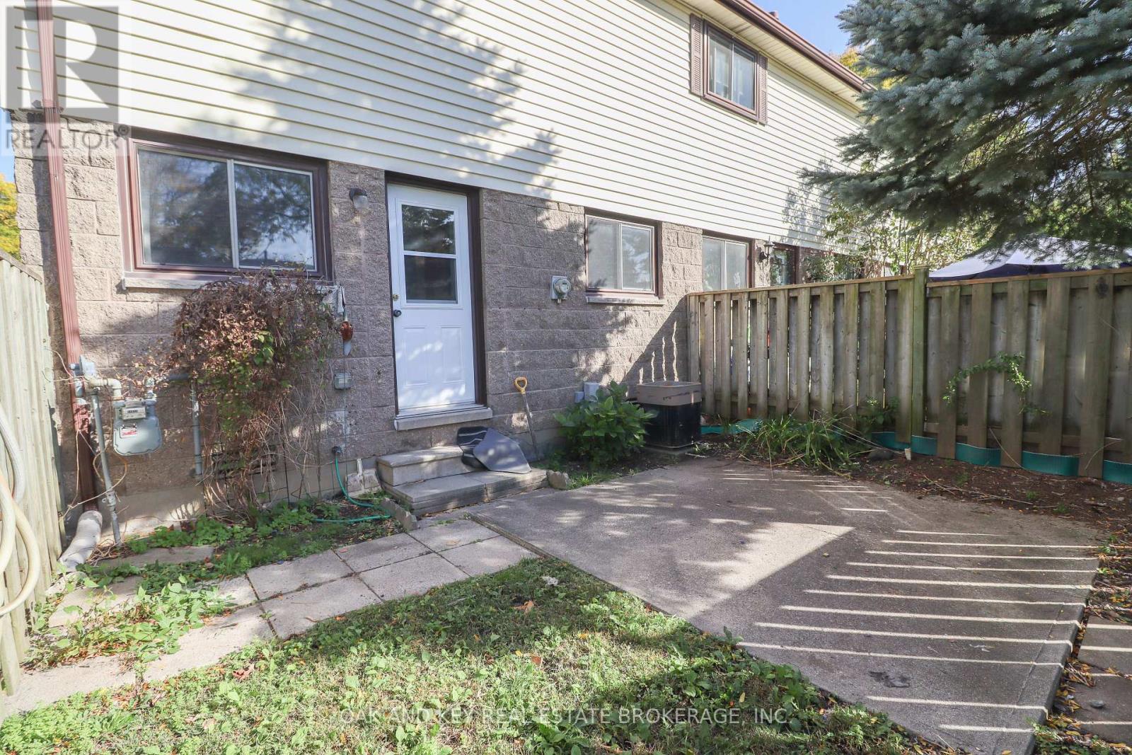 #40 825 DUNDALK DRIVE - 23
