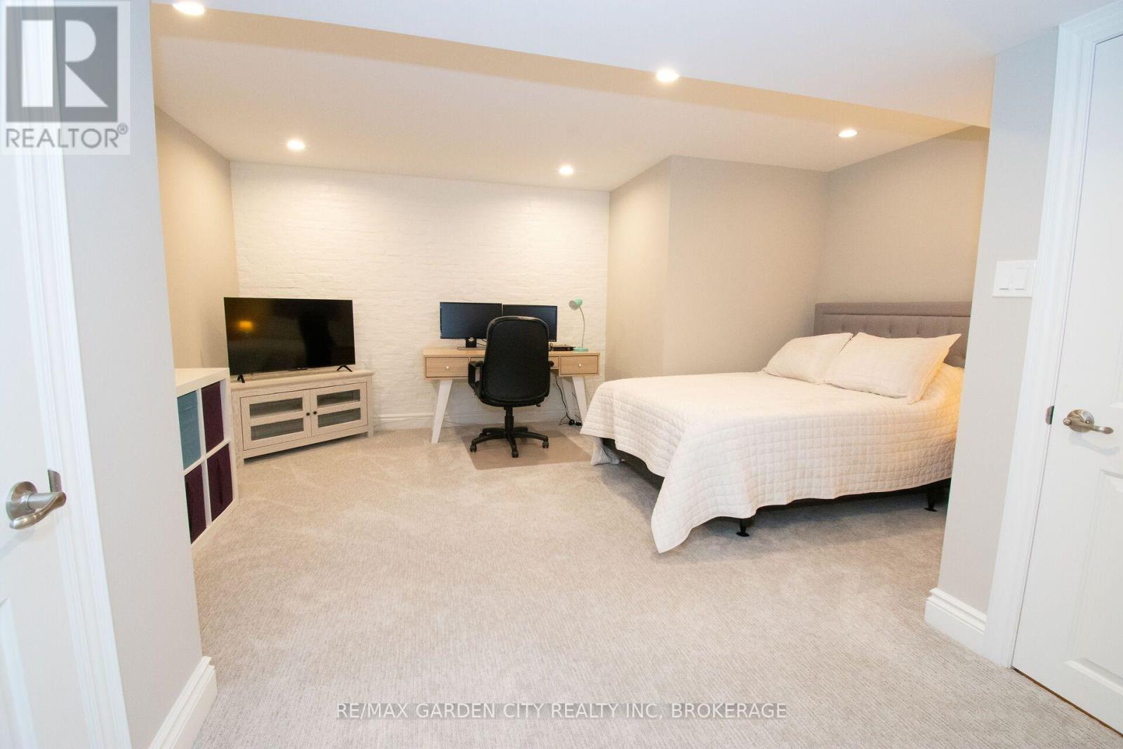 12 POWER GLEN ROAD - 33