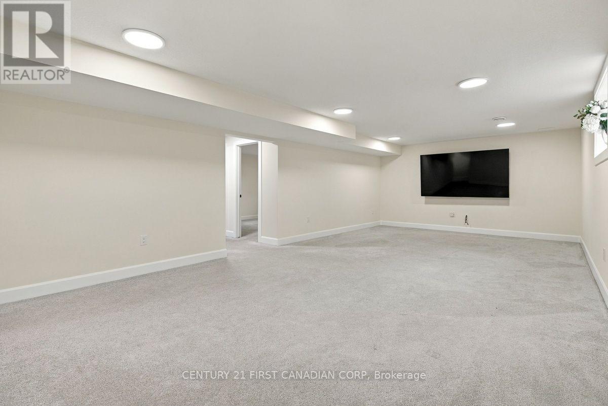 12 Briscoe Crescent — photo 31