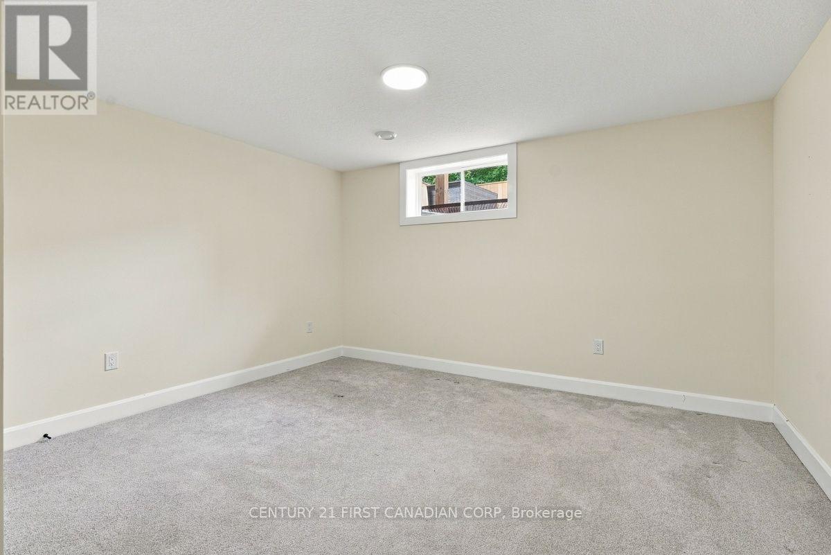 12 Briscoe Crescent — photo 35