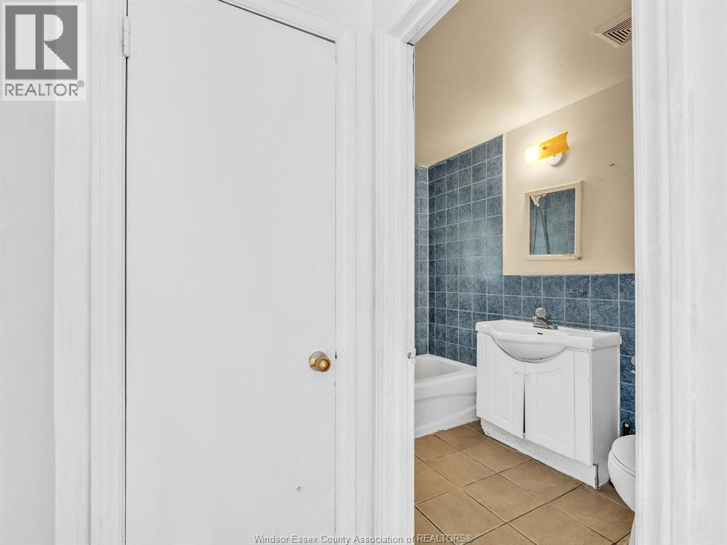 2290 TECUMSEH ROAD West - Image 25
