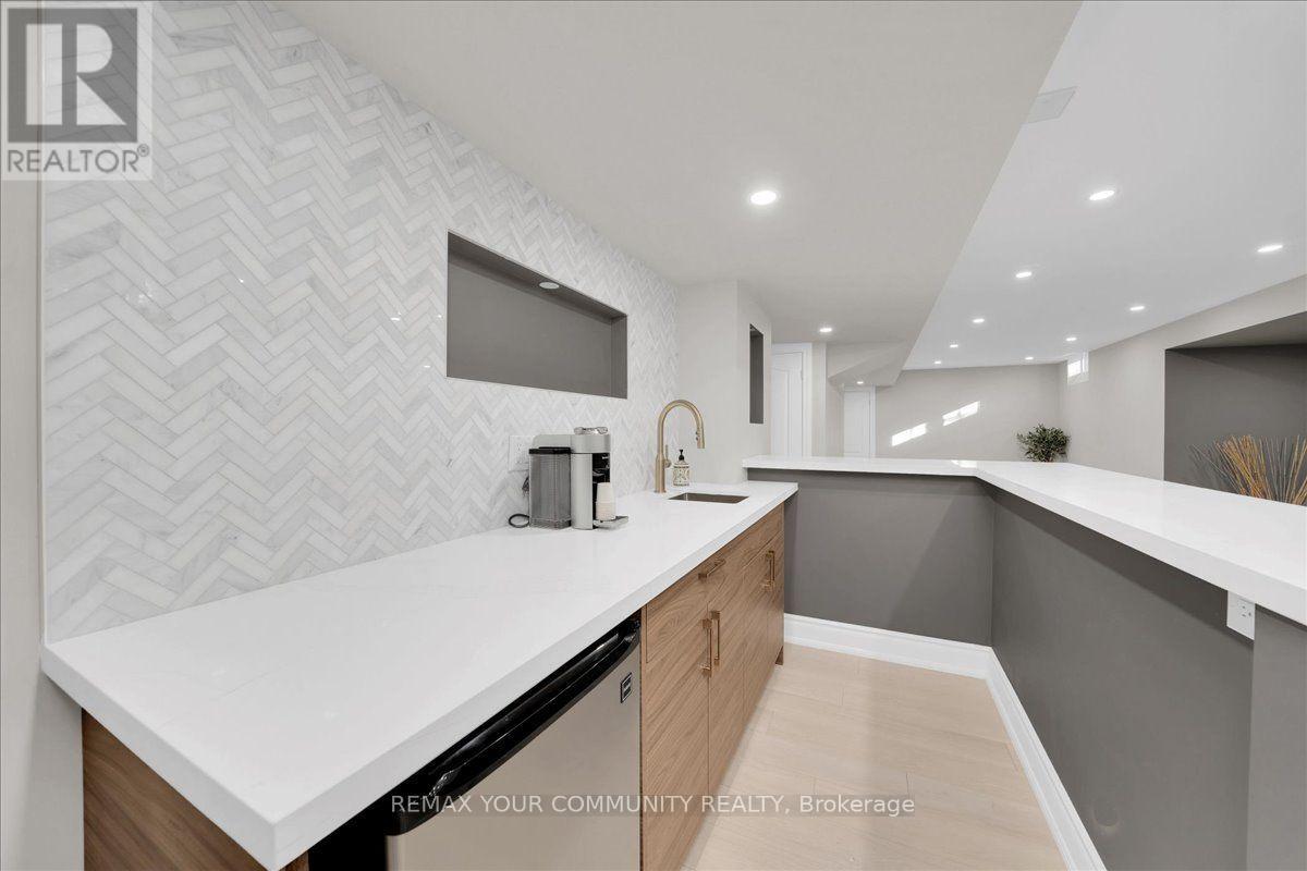 250 ROSELAWN DRIVE - 34