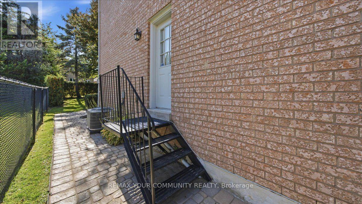 250 ROSELAWN DRIVE - 44
