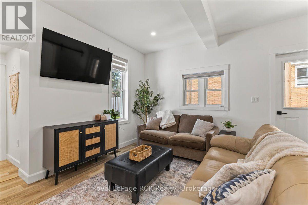 210 COLBORNE STREET S - 10