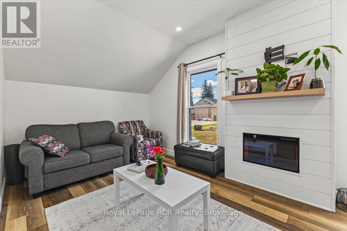 210 COLBORNE STREET S - 22