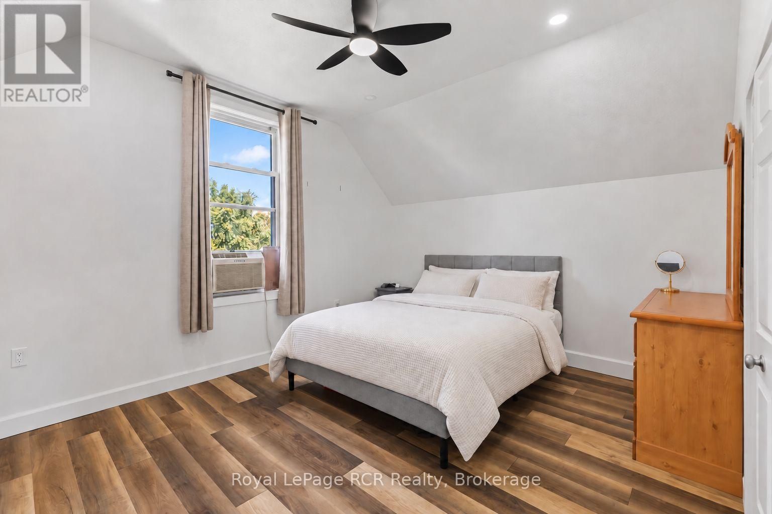 210 COLBORNE STREET S - 27