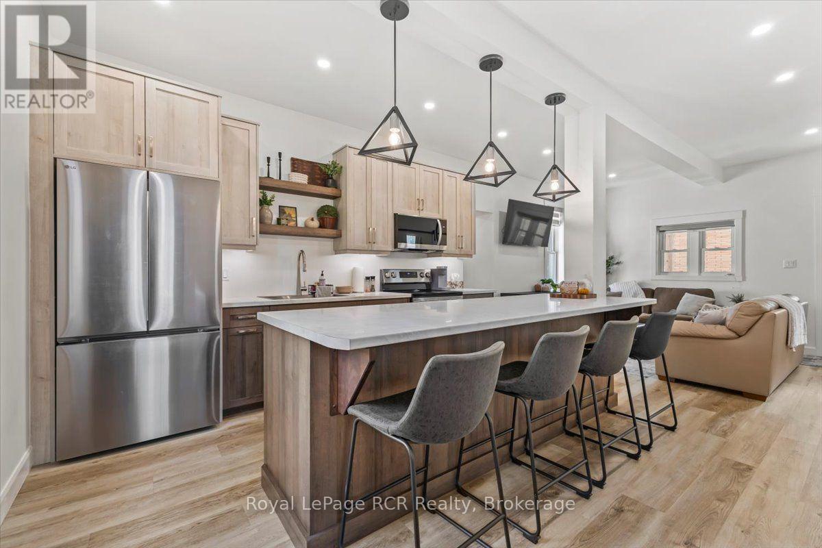 210 COLBORNE STREET S - 8