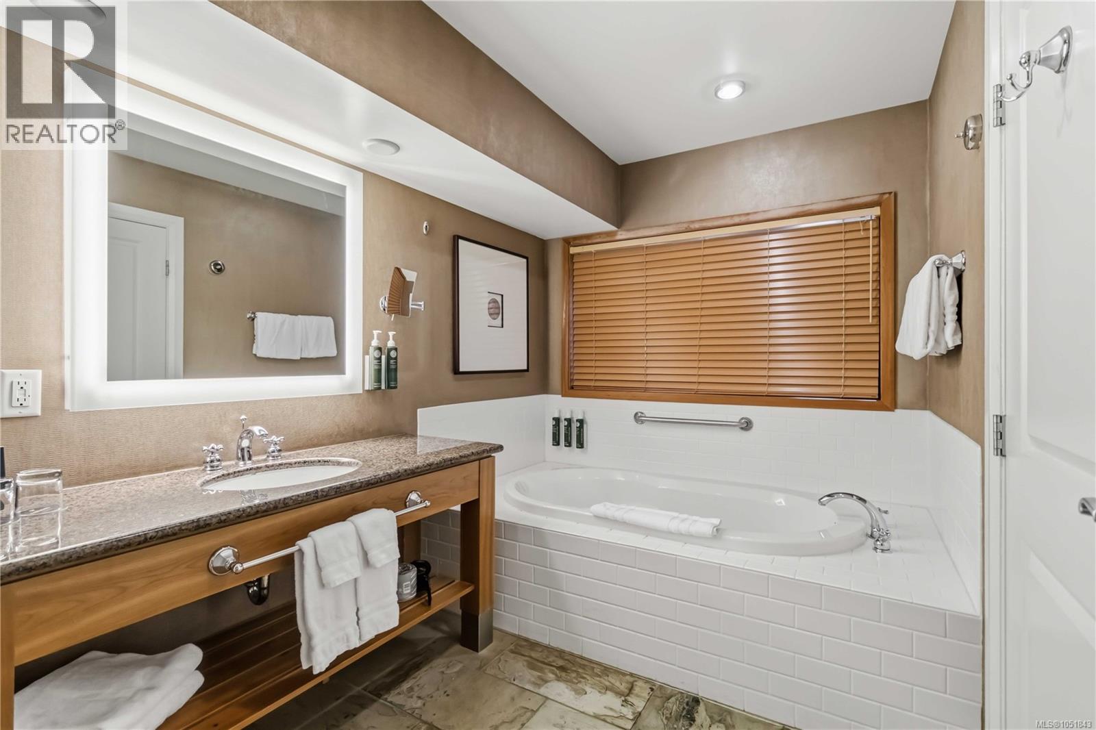#218-220 B 1376 Lynburne Pl - 7