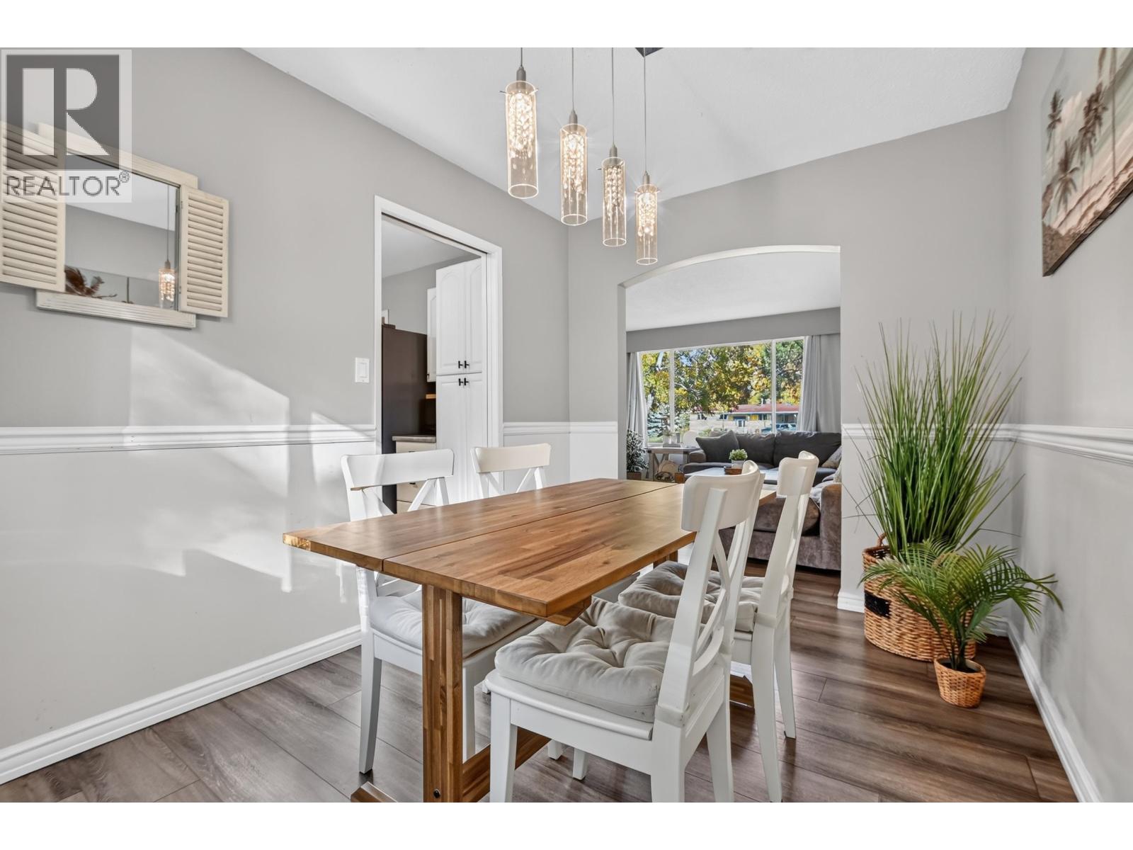 6653 ESSEX CRESCENT - 17
