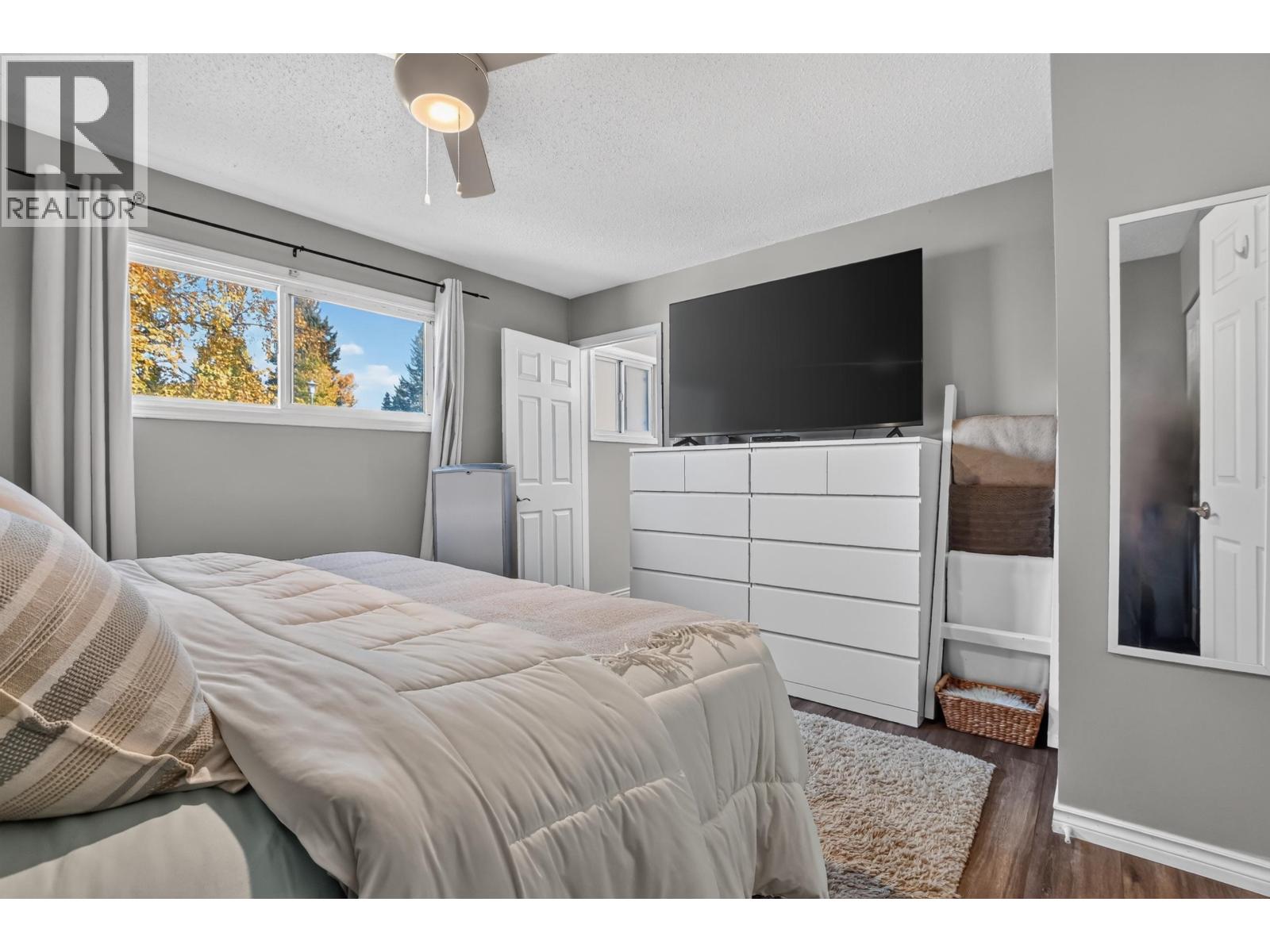 6653 ESSEX CRESCENT - 23