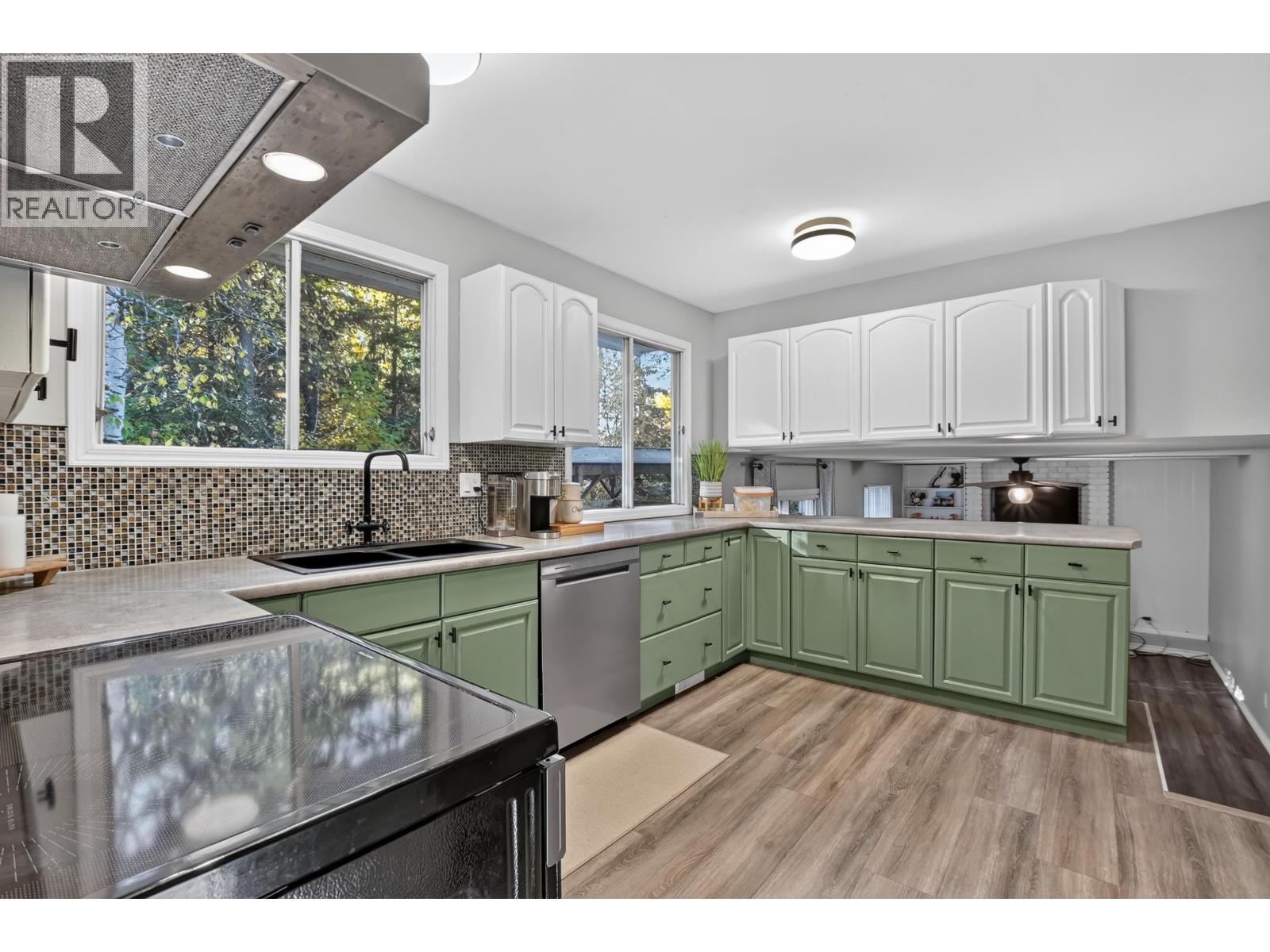 6653 ESSEX CRESCENT - 5