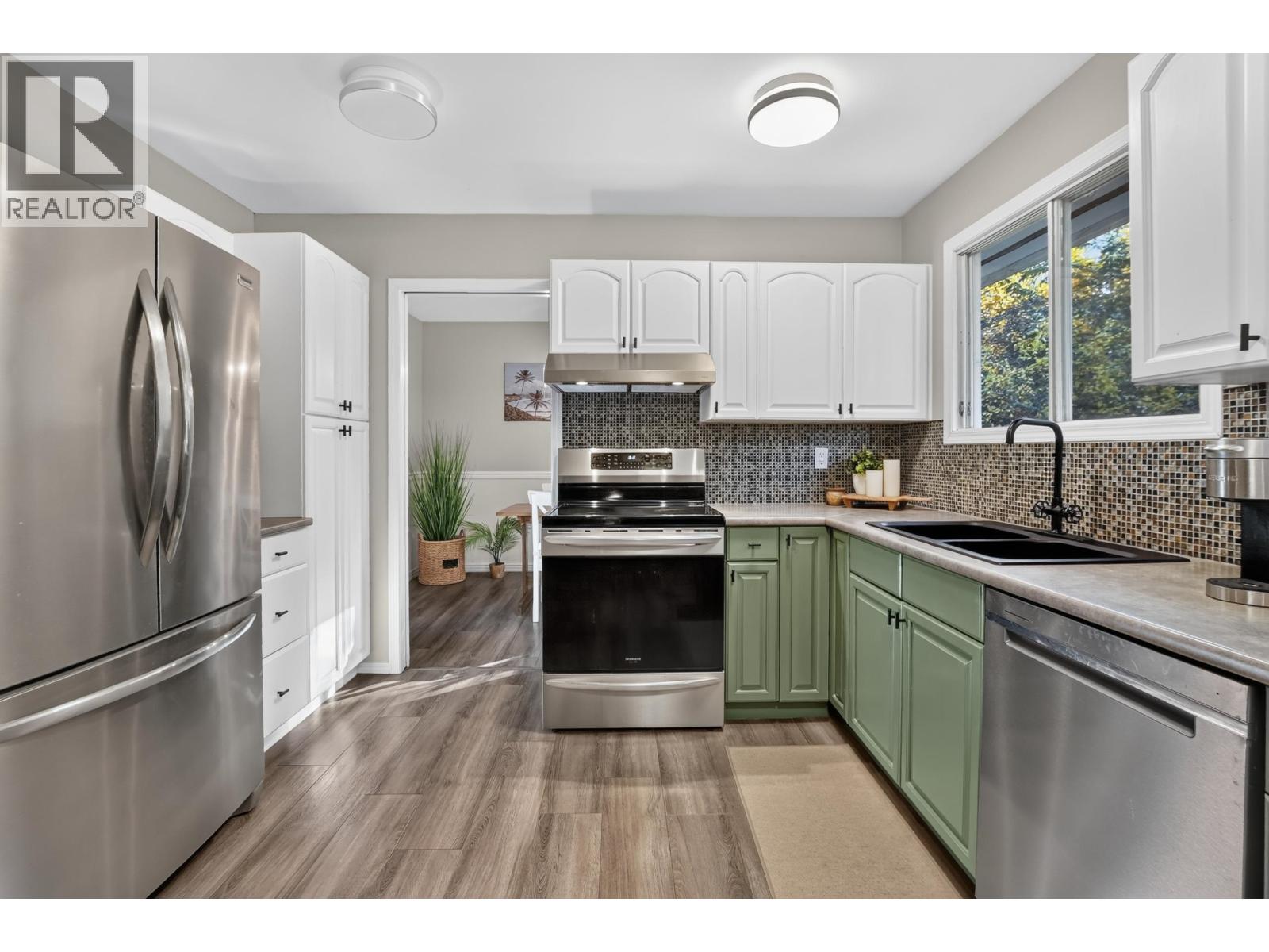 6653 ESSEX CRESCENT - 7