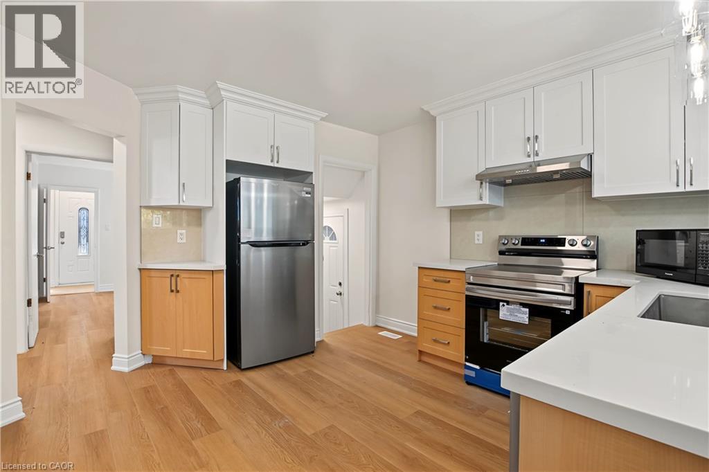 143 ELGIN Crescent — photo 3