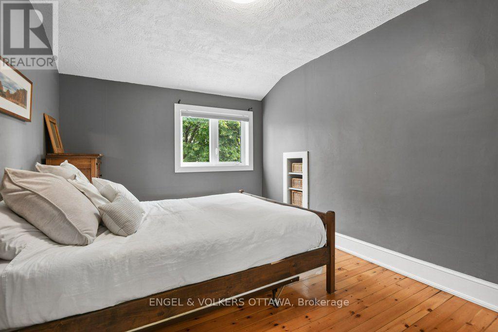 187 HINTON AVENUE N - 18