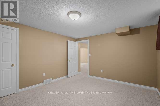 #45 1241 BEAVERBROOK AVENUE - 32