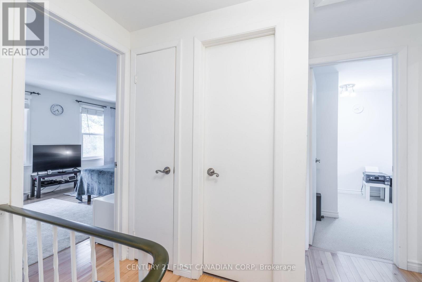 1385 Commissioners Road West — photo 11