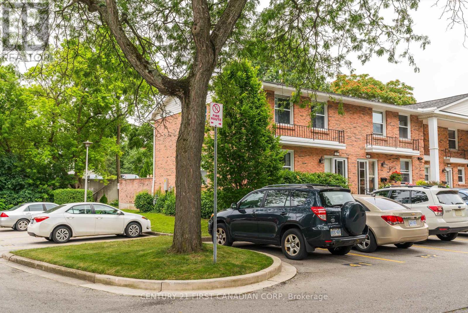 1385 Commissioners Road West — photo 2