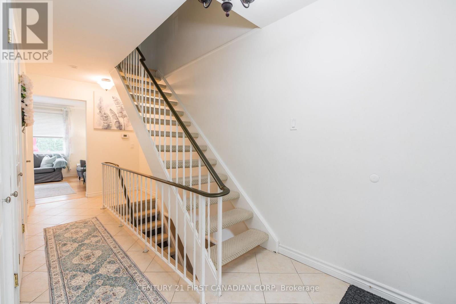 1385 Commissioners Road West — photo 3