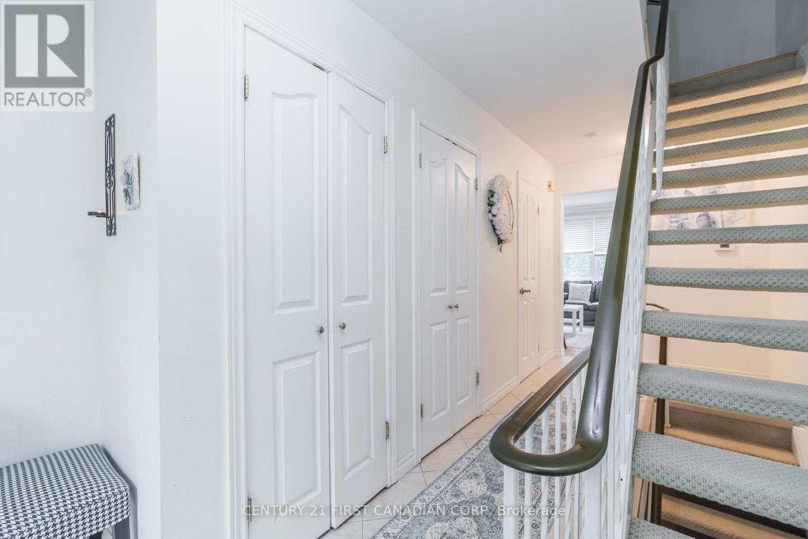 1385 Commissioners Road West — photo 4