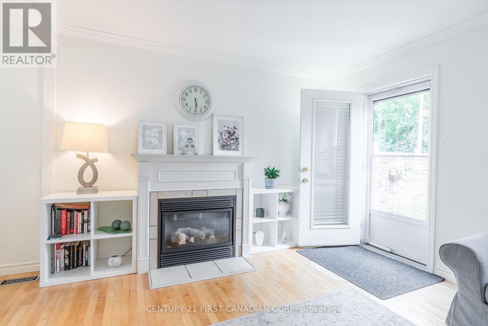 1385 Commissioners Road West — photo 8