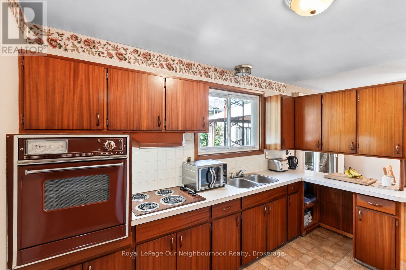 546 BURWASH STREET - 4