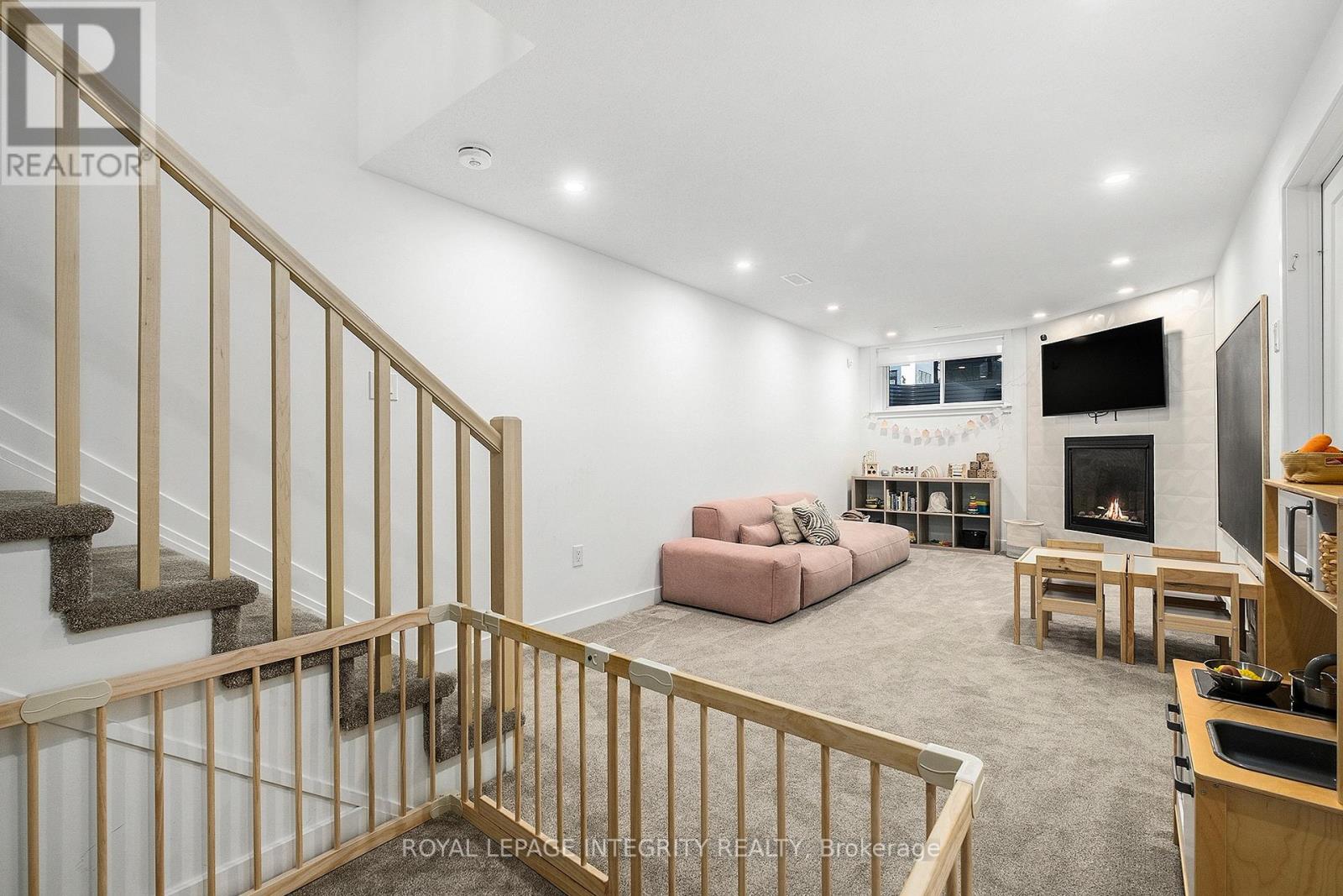 860 SOLARIUM AVENUE - 32