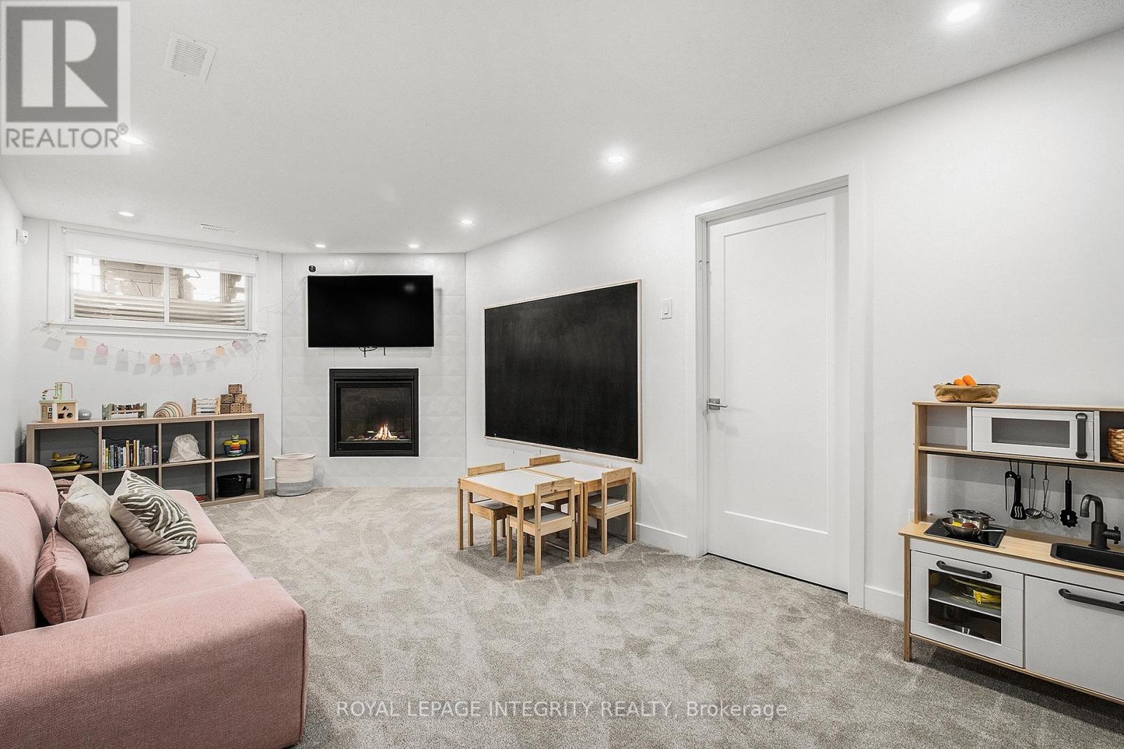 860 SOLARIUM AVENUE - 33