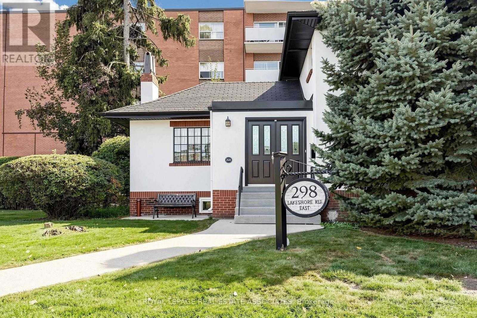 Photo of 298 Lakeshore Road