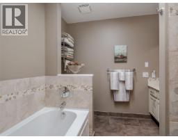 Entrance - 901 2829 Arbutus Rd, Saanich, BC V8N5X5 Photo 14