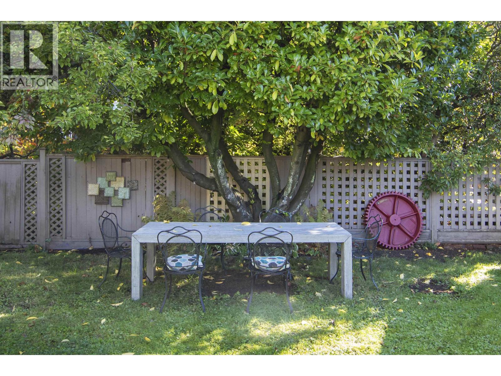 Photo of 2580 CAMBRIDGE STREET 32