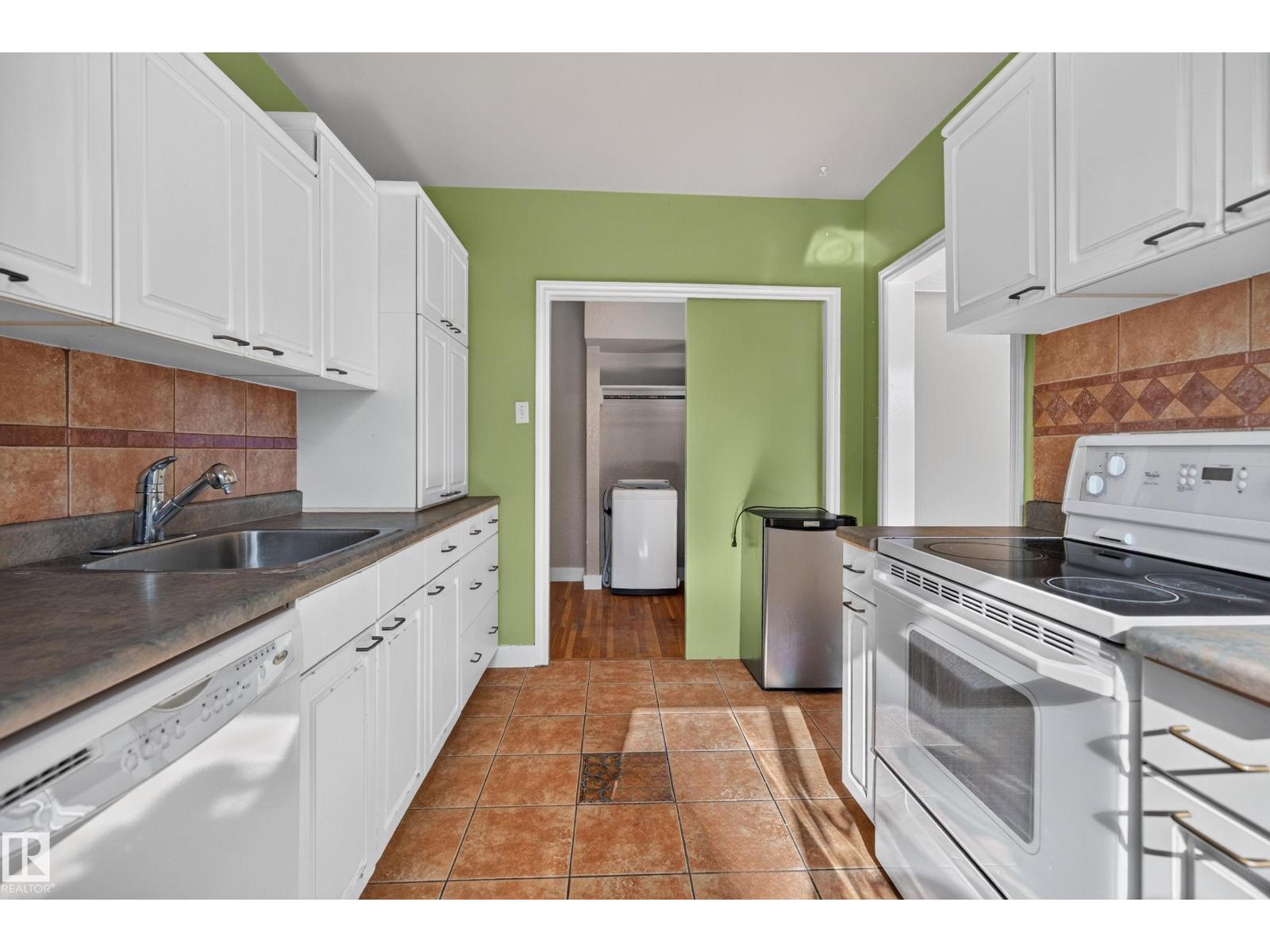 #7 11614 112 AV NW - 8