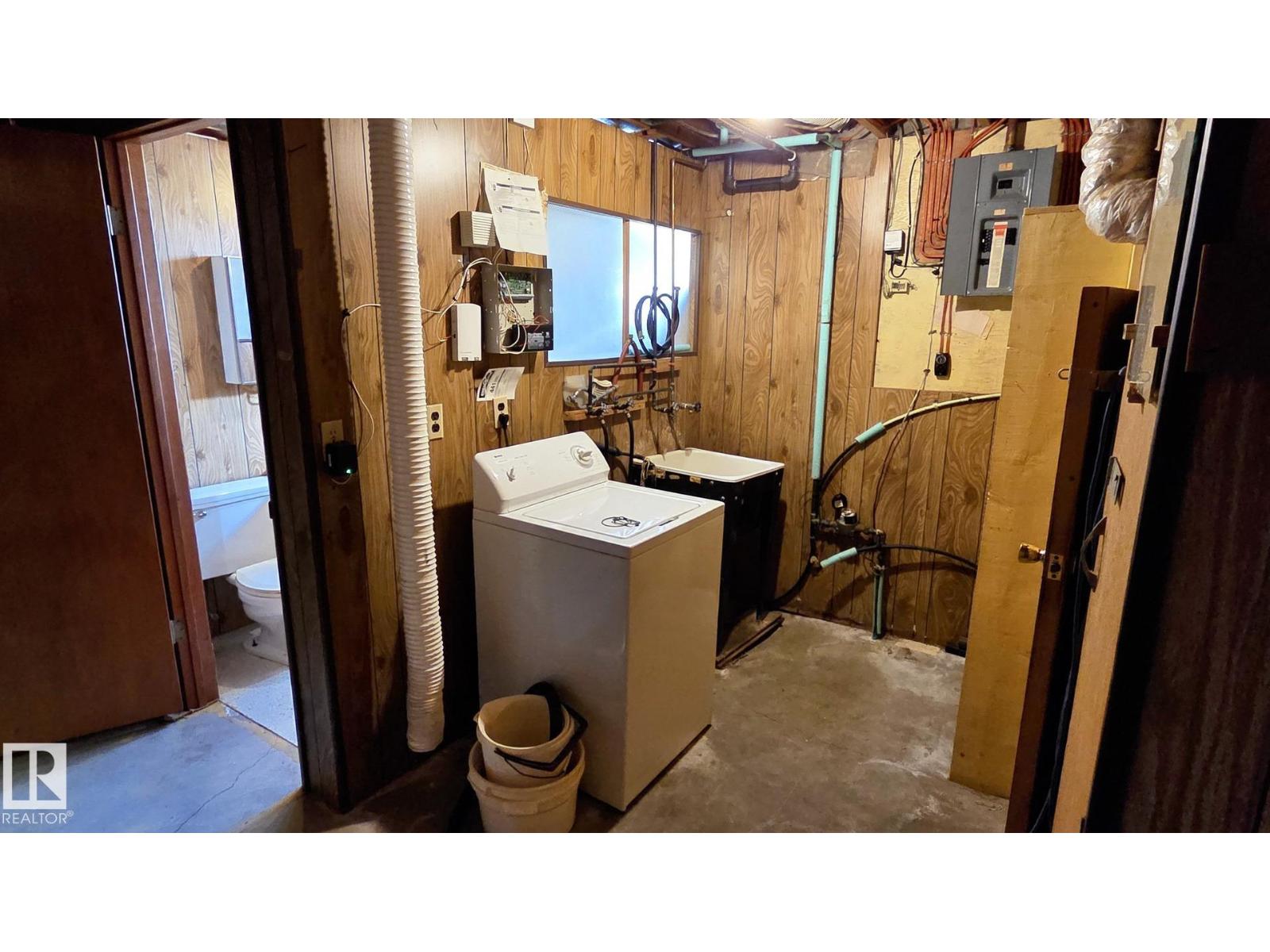 5517 49 ST - 18