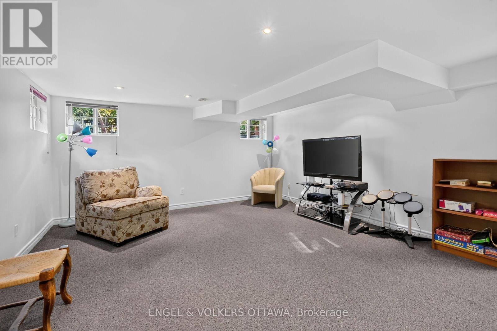 628 BYRON AVENUE - Image 37
