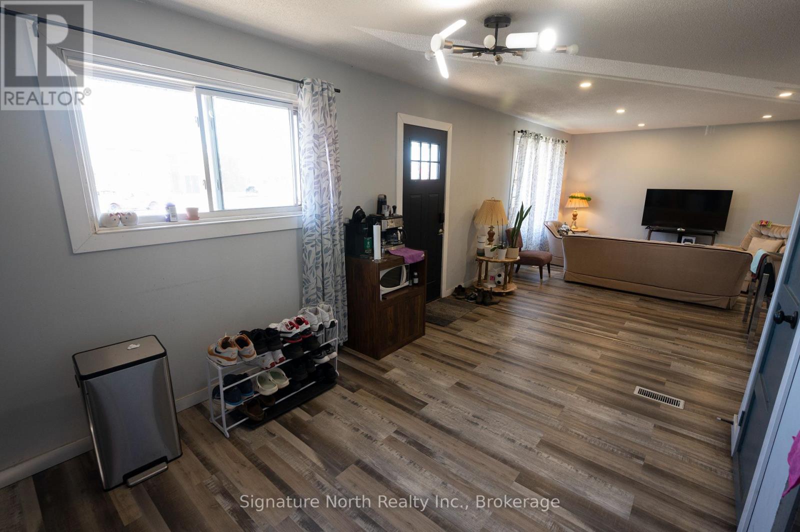 420 EDWARD STREET N - Image 14