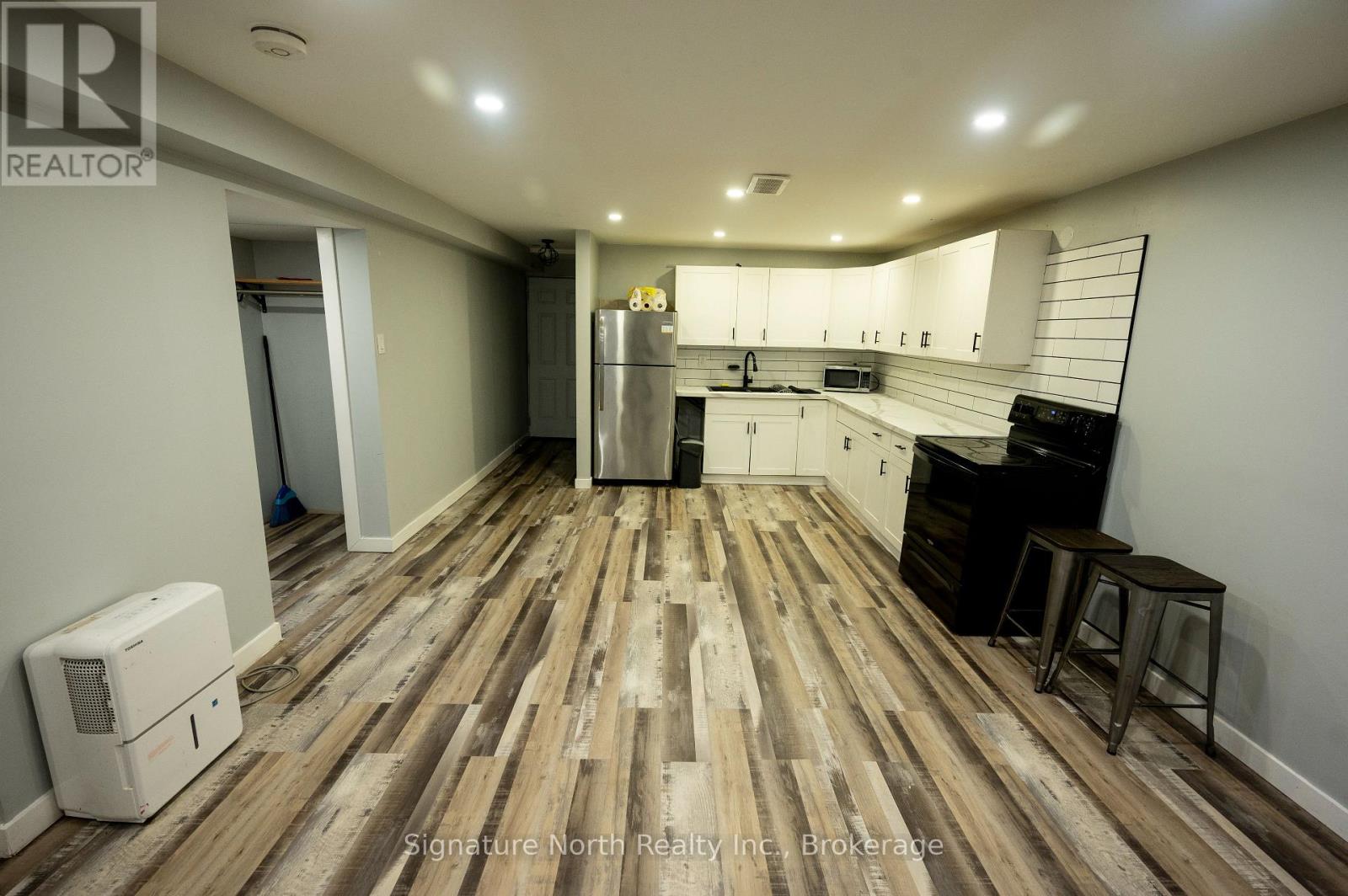 420 EDWARD STREET N - Image 25
