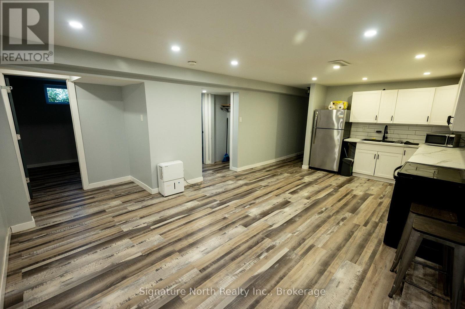 420 EDWARD STREET N - Image 26