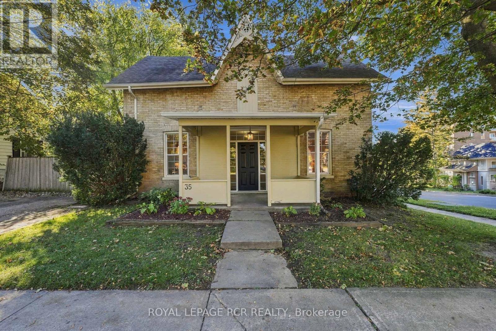 35 Metcalfe Street, Aurora, ON photo 1