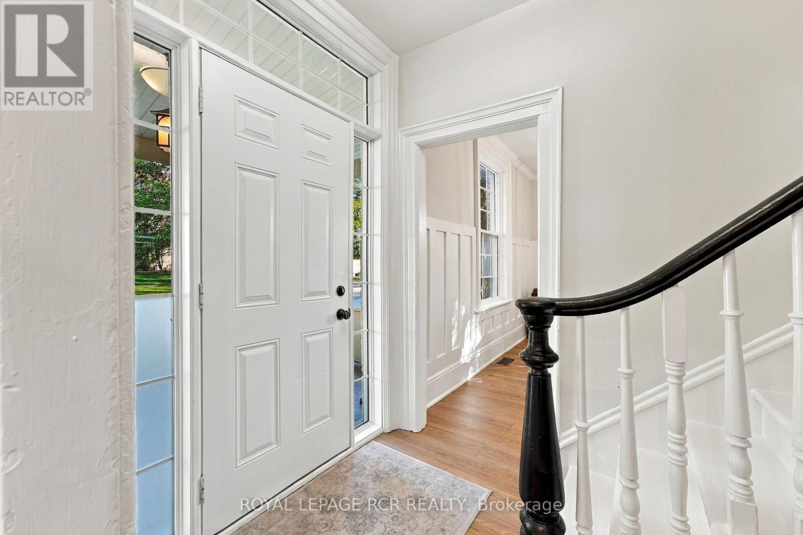 35 Metcalfe Street, Aurora, ON photo 4