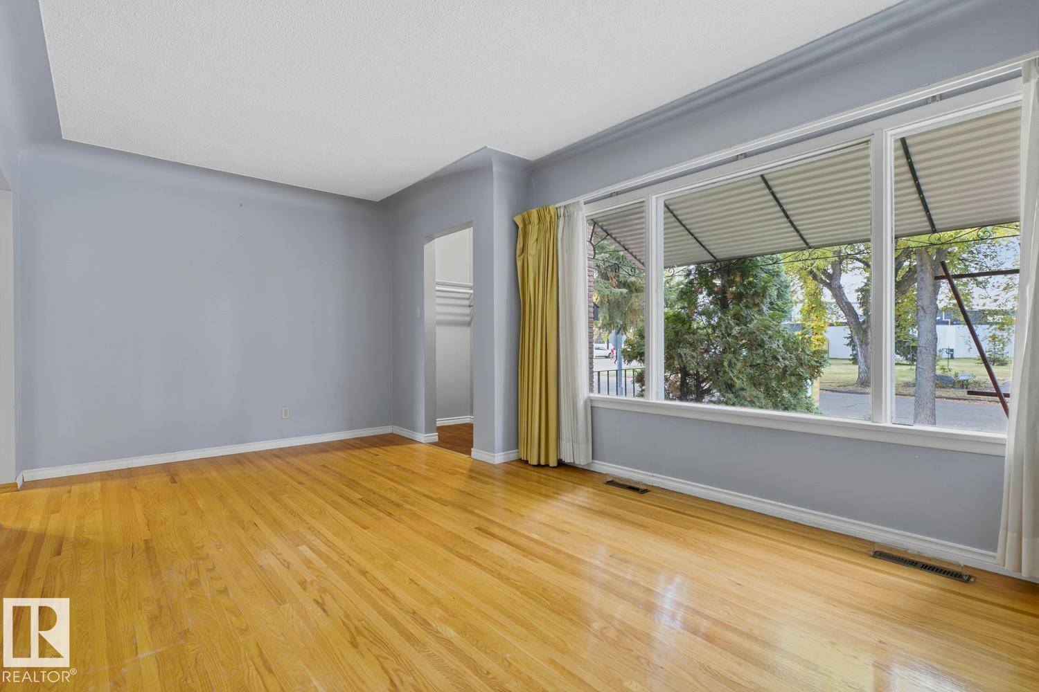 4218 111 AV NW - 5