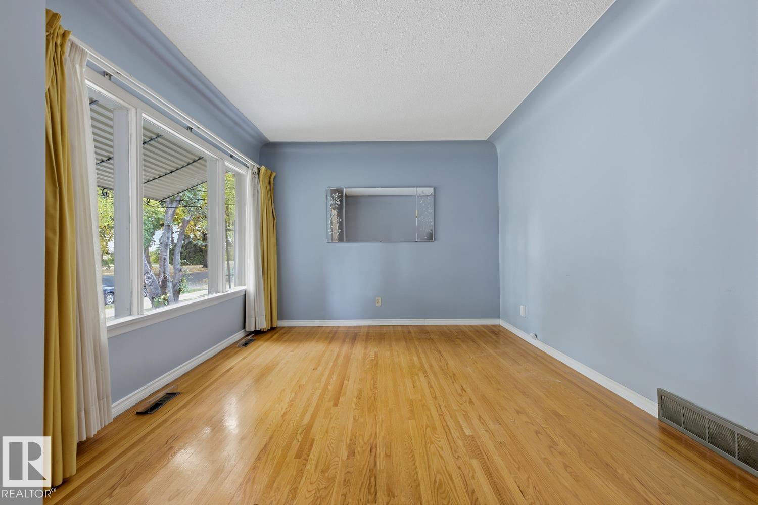 4218 111 AV NW - 6