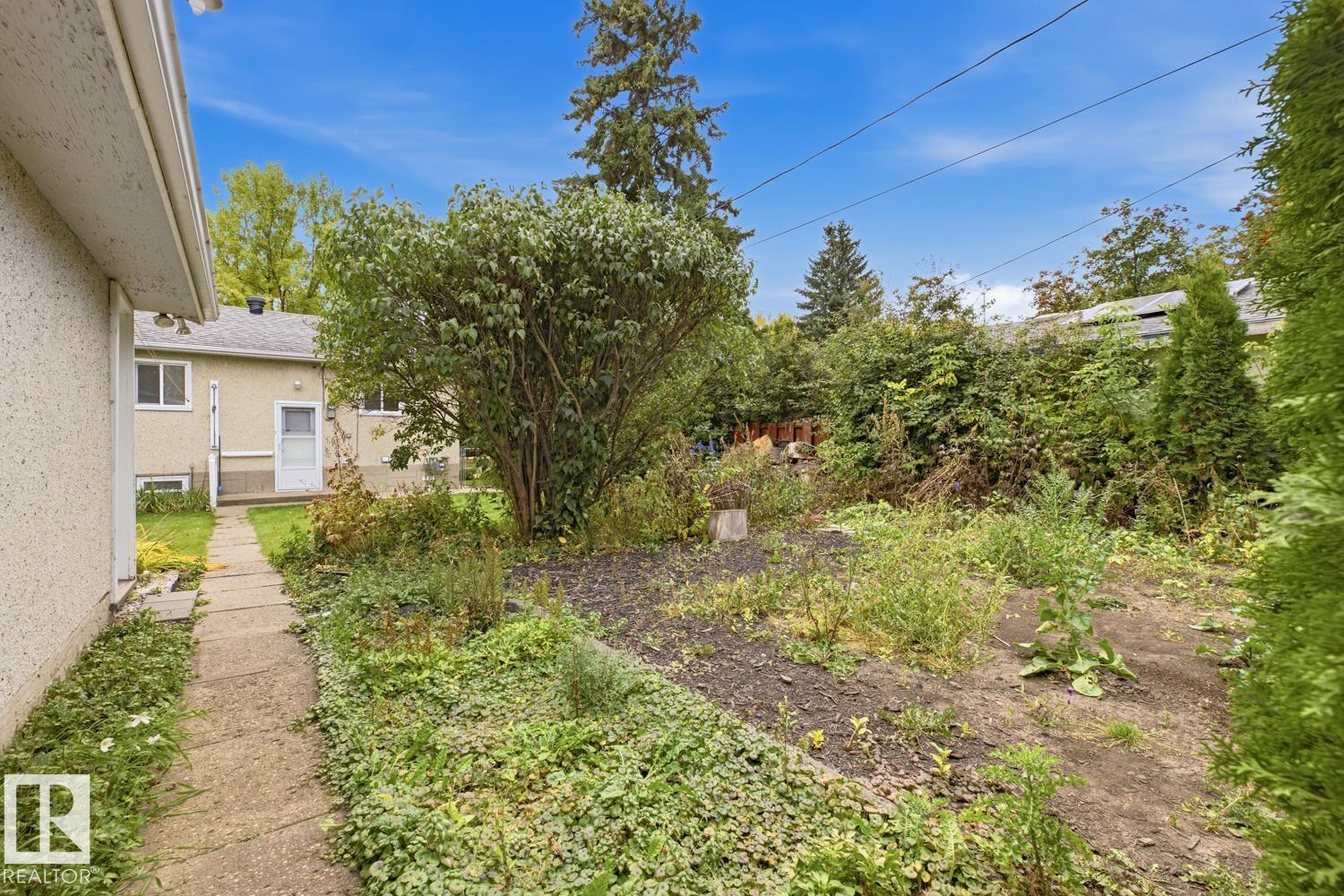 4218 111 AV NW - 42